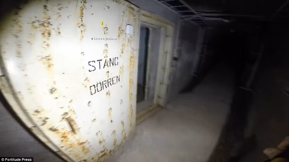 Kể từ đó, boongke tuyệt mật một thời bị bỏ hoang phế, không còn bóng người.