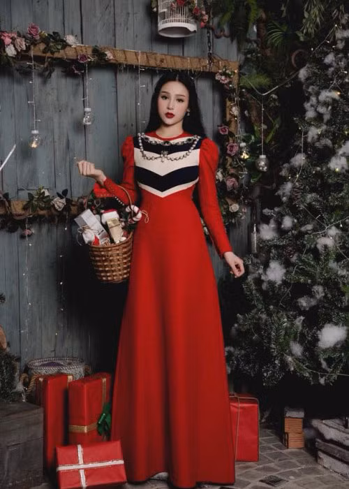 Hot girl Huyền Baby được ví như nàng công chúa Bạch Tuyết vì làn da trắng sáng, đôi môi đỏ rực và mái tóc đen tuyền như gỗ mun.