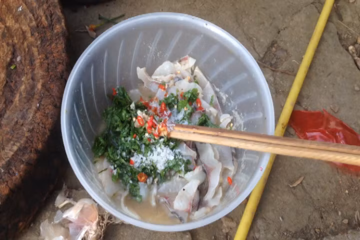 Món gỏi cá được chế biến xong trông rất đơn giản, nhưng thấm đượm nét đặc trưng của người Mường ven lòng hồ Sông đà.