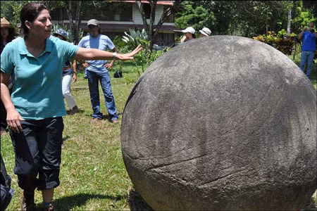 Hầu hết Las Bolas được làm từ đá núi lửa có tên là gabro. Chúng được mài nhẵn và tròn gần như hoàn hảo. Đến nay, giới chuyên gia vẫn chưa giải mã được mục đích người xưa tạo ra những khối đá này để làm gì.