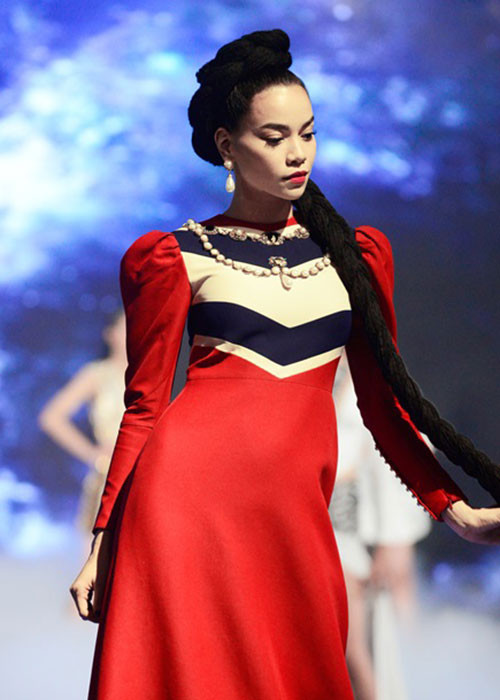 Trước đó, Hà Hồ cũng từng mặc thiết kế này hồi năm 2016, trong đêm chung kết The Face mùa đầu tiên với vai trò huấn luyện viên. Trang phục cùng lối trang điểm khiến Hà Hồ trông thật quyền lực.