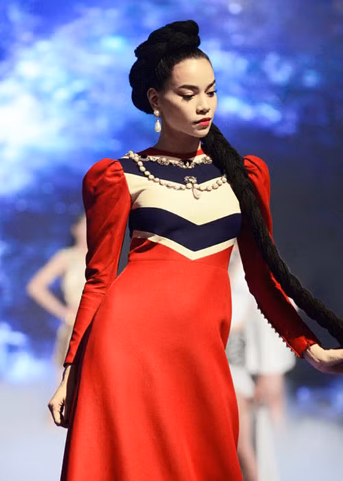 Trước đó, Hà Hồ cũng từng mặc thiết kế này hồi năm 2016, trong đêm chung kết The Face mùa đầu tiên với vai trò huấn luyện viên. Trang phục cùng lối trang điểm khiến Hà Hồ trông thật quyền lực.