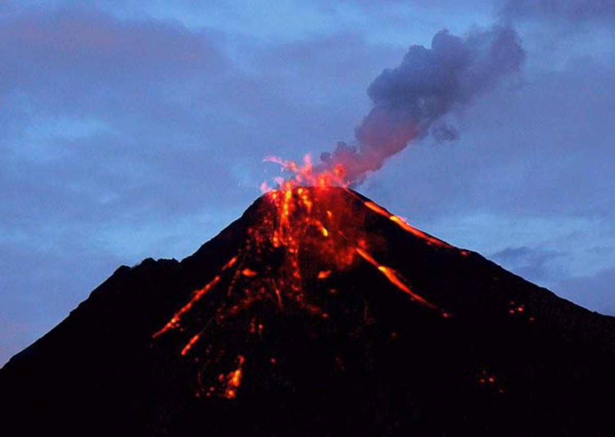 Nhà ngoại cảm này còn khiến nhiều người rùng mình khi đưa ra một số lời tiên đoán đáng quan ngại về các thảm họa môi trường. "Môi trường đứng đầu danh sách tiên tri của tôi vì tôi cảm thấy năm 2018 sẽ có những trận động đất, núi lửa phun trào, thời tiết khắc nghiệt chưa từng xảy ra", ông Hamilton-Parker dự báo.