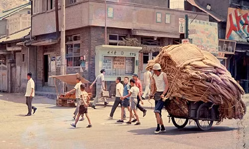 Cuộc sống nhộn nhịp của người dân ở Seoul năm 1965.