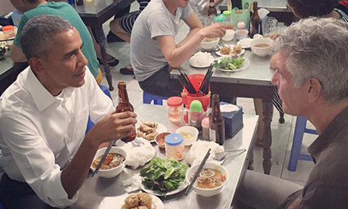 Trong năm 2017, món bún chả của Việt Nam cũng được báo Tây hết lời khen. Đặc biệt, món ăn này được thế giới biết đến nhiều hơn khi cựu Tổng thống Mỹ Obama cùng đầu bếp Anthony Bourdain thưởng thức nhân chuyến thăm tới Việt Nam năm 2016. Về sau, những cảnh quay trong quán bún chả mà ông Obama ghé thăm khi ở Hà Nội được phát sóng trong chương trình Parts Unknown trên kênh CNN.