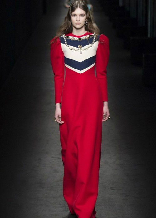 Mẫu váy thuộc thương hiệu Gucci có giá 10.000 USD (khoảng 220 triệu đồng).