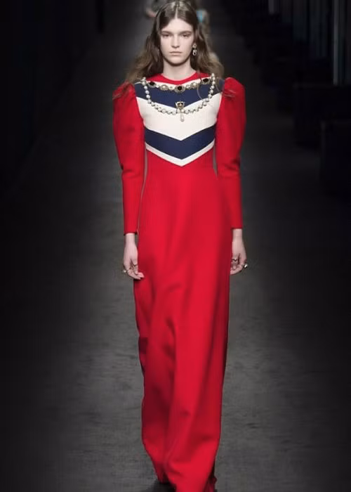 Mẫu váy thuộc thương hiệu Gucci có giá 10.000 USD (khoảng 220 triệu đồng).