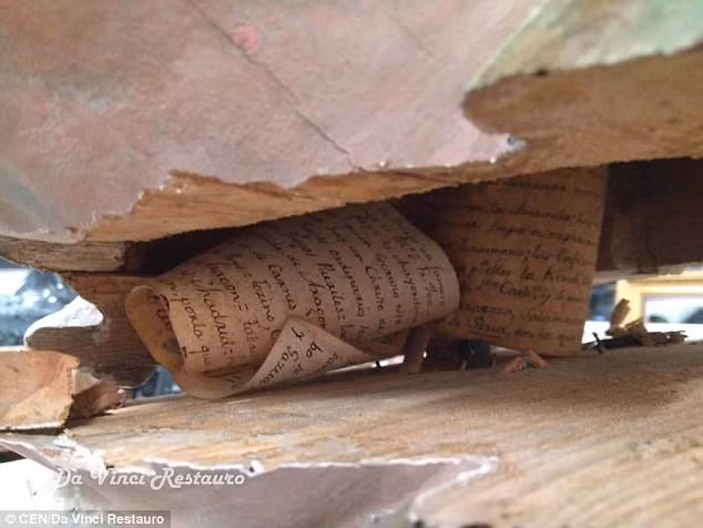 Ghi chép giấu trong bức tượng Chúa Jesus cũng tiết lộ tên nhà điêu khắc đã làm nên kiệt tác độc đáo này.