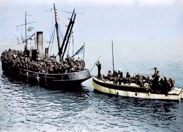 Trong cuộc di tản Dunkirk năm 1940, khoảng 300.000 binh lính quân đồng minh được di tản khỏi Dunkirk (Pháp). Sự kiện này bắt nguồn từ việc phe đồng minh vừa phải chống trả trước những đợt tấn công dồn dập của phát xít Đức vừa phải rút lui ra bãi biển để về Anh. Trong ảnh là 2 chiếc thuyền chở đầy binh sĩ quân đồng minh trong cuộc di tản lớn nhất lịch sử quân sự.