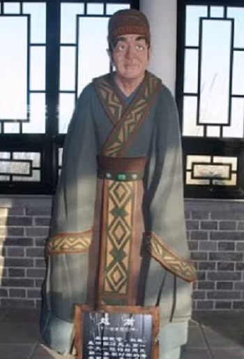 Tuy nhiên, một giả thuyết khác lại cho rằng, Tần Thủy Hoàng bị mưu sát. Người bị tình nghi nhiều nhất là thái giám Triệu Cao (trong ảnh) - người luôn đi theo hầu hạ Tần Thủy Hoàng ngay cả trong chuyến vi hành trên.