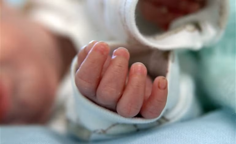 Nguyên do là vì Gill chào đời ở tuần thai thứ 21 và 5 ngày tuổi, sớm hơn bình thường 128 ngày. Cũng vì chào đời sớm nên Gill chỉ nặng hơn 0,6 kg. Sức sống thần kỳ của Gill giúp cậu trở thành một chàng trai khỏe mạnh như bao người.