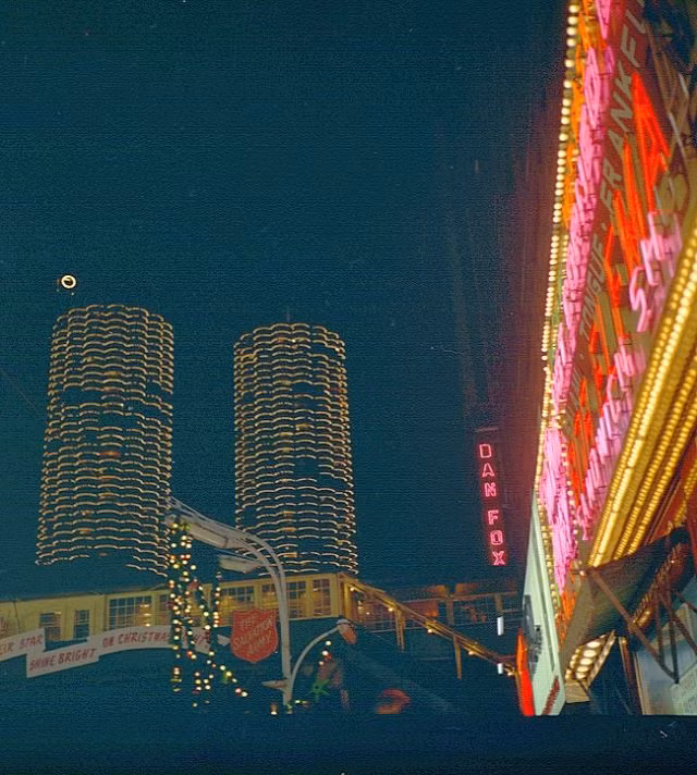 Những tòa nhà chọc trời ở Chicago nổi bật trong đêm tối nhờ hệ thống đèn trang trí bắt mắt.