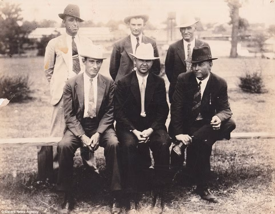 Nhanh chóng, cảnh sát bao vây chiếc xe Ford V8 chở Bonnie và Clyde trên một con đường nông thôn. Họ đã bắn tổng cộng 187 viên đạn vào chiếc xe. Trong ảnh là nhóm cảnh sát có công lớn trong việc tiêu diệt cặp đôi tội phạm Bonnie và Clyde.