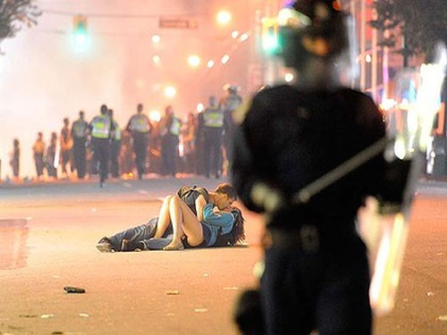 Nhiếp ảnh gia Richard Lam vô tình chụp được bức ảnh một cặp đôi trao nhau nụ hôn nồng nàn giữa lúc bạo loạn đang xảy ra xung quanh đường phố Vancouver, Canada tháng 6/2011.