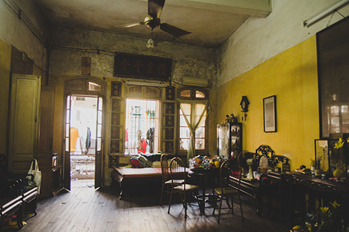 Tẩm biển "tiết hạnh khả phong" được treo uy nghi trên bức vách đã nứt.