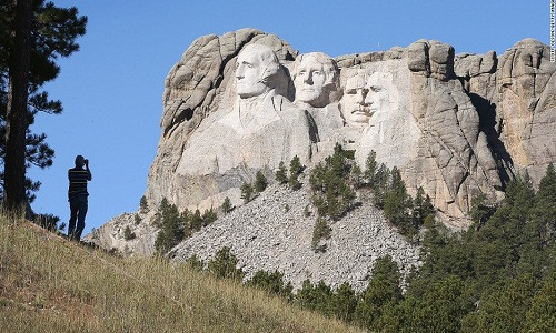 Khu tưởng niệm Quốc gia trên núi Rushmore nổi tiếng là một trong những điểm đến hấp dẫn ở Mỹ. Đây thực chất là một quần thể tác phẩm điêu khắc được tạc vào khối đá granite khổng lồ trên núi Rushmore, gần thành phố Keystone, bang South Dakota, Mỹ.