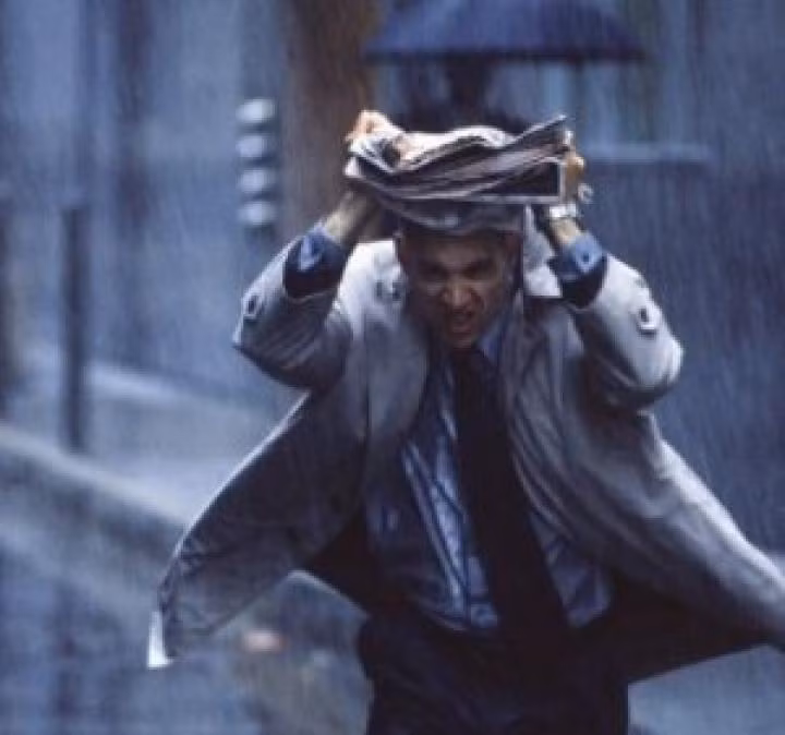 Vì vậy, để bản thân khô ráo nhất khi trời mưa, bạn hãy nên mang theo ô hoặc áo mưa vào những ngày được dự báo sẽ có mưa.