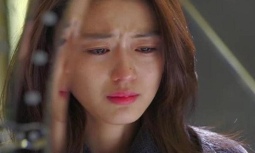 Tôi quyết định viết đơn ly hôn. Đặt bút kí, để lại chiếc vòng cổ, tim tôi đau nhói. Tôi ôm hai con về nhà ngoại với một nỗi buồn nặng trĩu trong lòng. (Ảnh minh họa)