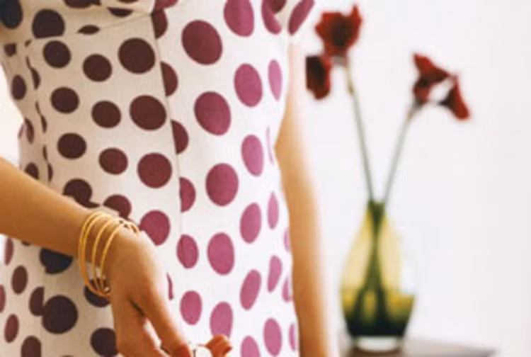 Vào đêm giao thừa, người dân Philippines có tập tục mặc những trang phục có dạng tròn, bao gồm đồ có họa tiết chấm bi, chất đầy túi các loại tiền xu hoặc ăn những trái cây dạng tròn.