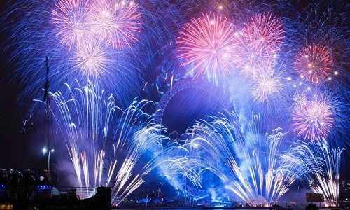 Một trong những nước có phong tục đón năm mới độc đáo là Italy. Người dân nơi đây có tập tục ném những đồ đạc cũ như bát đĩa qua cửa sổ để biểu thị rằng họ đã sẵn sàng chào đón năm mới và những thay đổi mới.