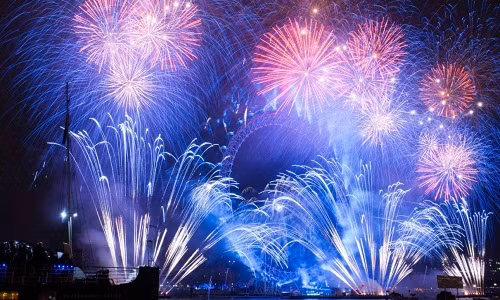 Một trong những nước có phong tục đón năm mới độc đáo là Italy. Người dân nơi đây có tập tục ném những đồ đạc cũ như bát đĩa qua cửa sổ để biểu thị rằng họ đã sẵn sàng chào đón năm mới và những thay đổi mới.