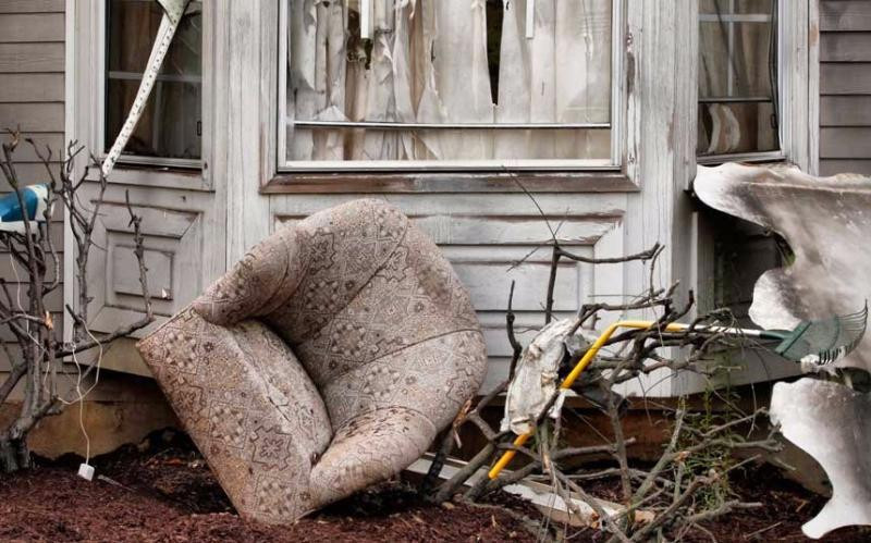 Nhiều gia đình ở Italy còn ném cả máy nướng cũ, tủ lạnh cũ... ra ngoài ban công để đón năm mới với ý nghĩa sẽ gặp nhiều điều mới mẻ.