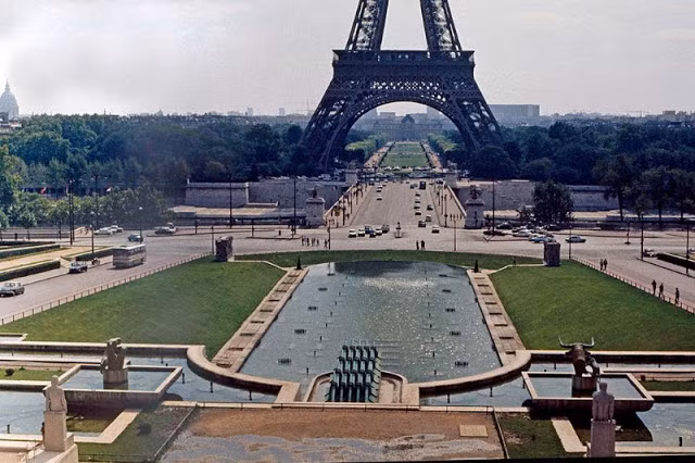 Tháp Eiffel nổi tiếng thế giới năm 1971.