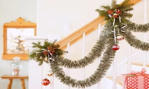 Mua thêm những dải dây màu xanh, gắn điểm nhấn từ những quả châu màu đỏ. Những hộp quà tự bọc sẽ làm đẹp góc nhỏ lên xuống hàng ngày.