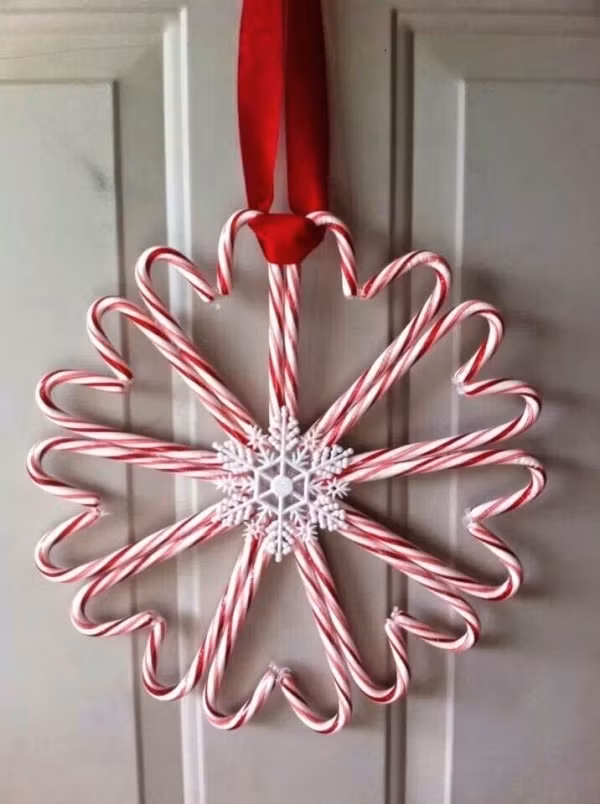 Làm đẹp lối vào luôn là điều mọi người thường nghĩ đến đầu tiên khi trang trí nhà. Vì thế, chỉ cần dành chút thời gian mua kẹo và gắn chúng thành vòng tròn. Vòng hoa kẹo ngọt ngào với hai gam màu truyền thống tạo nét ấn tượng cùng nét đẹp tinh tế, giản dị cho ngôi nhà đón Noel.