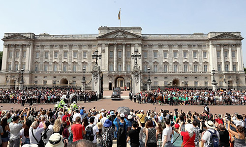 Kể từ năm 1837, cung điện Buckingham là nơi ở chính thức của các vị Vua và Nữ hoàng của Vương quốc Anh.