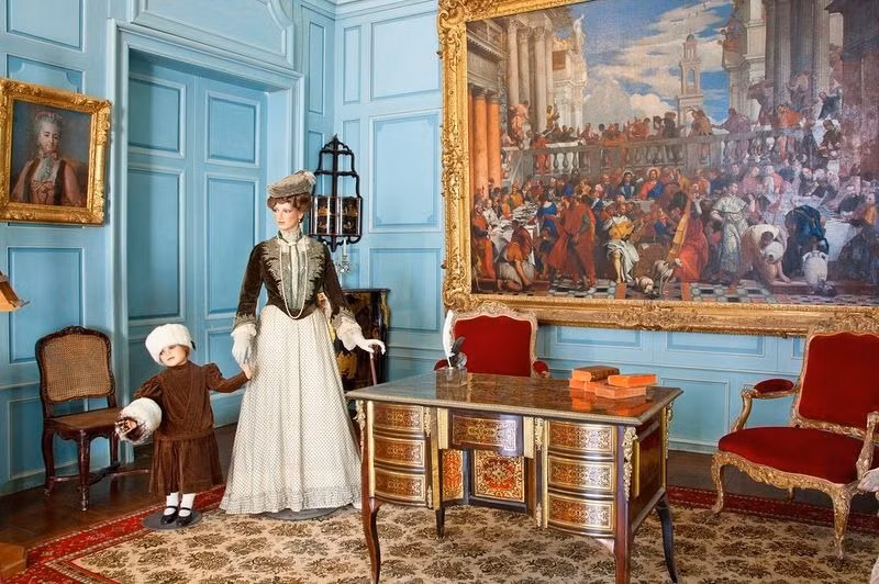 Vào thế kỷ 17, lâu đài Château d'Ussé trở thành tài sản của Louis Bernin de Valentinay. Valentinay là người có công hiện đại hóa, tôn tạo lại công trình này.