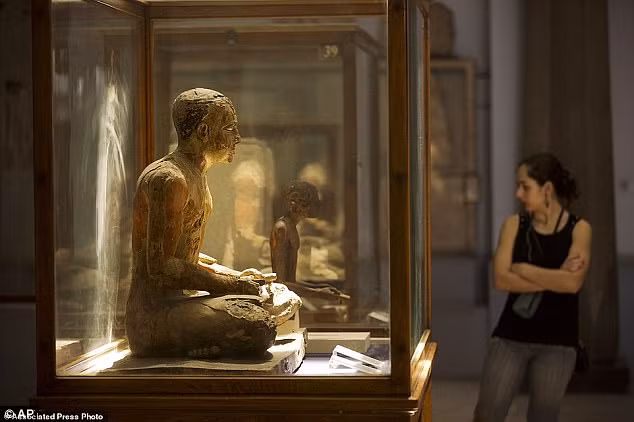 Khách tham quan đứng trước bức tượng Mitri - một trong những nhân vật nổi tiếng nhất của Vương triều thứ 6 của Ai Cập cổ đại.