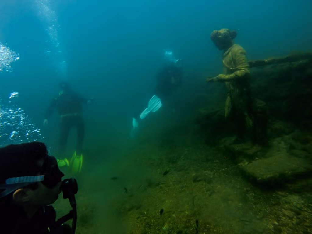 Một số tài liệu còn cho biết, Gaius Calpurnius Piso, bạn thân của hoàng đế Nero, từng lập mưu ám sát vị vua Ai Cập này tại vila mùa hè ở Baia để cướp ngôi vua.