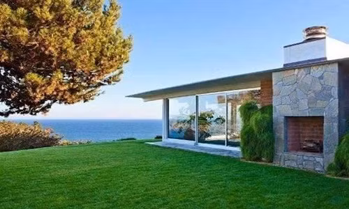 Trong đó có thể kể đến căn biệt thự Brad Pitt cạnh bờ biển Thái Bình Dương với vẻ đẹp xa hoa của phong cách kiến trúc Trung đại.