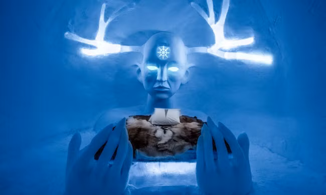 Căn phòng mang chủ đề Nữ hoàng phương Bắc, được thiết kế bởi nghệ sĩ Emilie Steele và Sebastian Dell’Uva, là một trong những căn phòng rộng với giường được bao quanh bởi đầu và cánh tay của nữ thần băng.