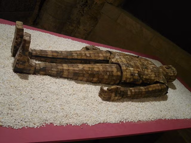 Thêm nữa, những viên ngọc bích cũng được cho là giúp bảo vệ thi thể người chết không bị phân hủy.