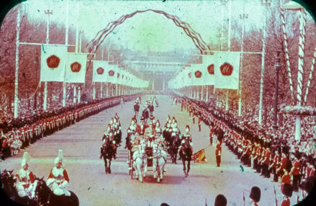 Người dân đứng hai bên đường dõi theo sự kiện trọng đại của Công chúa Margaret thuộc Hoàng gia Anh năm 1960.