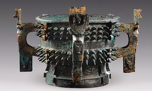 Trong quá trình khai quật ngôi mộ cổ 3.100 tuổi ở thành phố Baoji, Trung Quốc, các chuyên gia đã tìm thấy nhiều cổ vật làm bằng đồng dùng để nấu nướng, đựng thức ăn và đồ uống.