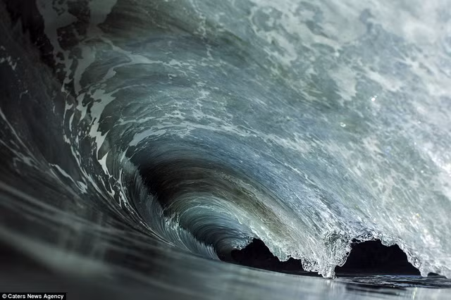 Teahupo'o thuộc phía tây nam của Tahiti, Polynesia, Pháp nổi tiếng thế giới là một trong những địa điểm du lịch mạo hiểm nhất thế giới.