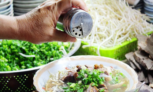 Tô cháo lòng trông rất hấp dẫn, được phục vụ đầy đặn. Ảnh: Zing