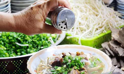 Tô cháo lòng trông rất hấp dẫn, được phục vụ đầy đặn. Ảnh: Zing