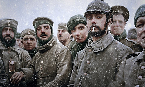 Trong số những khoảnh khắc ấn tượng nhất về Chiến tranh thế giới 1, hàng nghìn binh sĩ ở hai bên chiến hào gồm: Anh, Bỉ và Pháp cùng buông súng, bước ra khỏi chiến hào, tạm gác lại cuộc chiến với người Đức, để cùng nhau tận hưởng giây phút Giáng sinh tại mặt trận phía tây ngày 25/12/1914. Sự kiện này là phút giây hòa bình hiếm hoi trong cuộc chiến khốc liệt đã cướp đi sinh mạng của khoảng 15 triệu người.