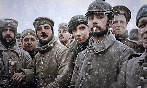 Trong số những khoảnh khắc ấn tượng nhất về Chiến tranh thế giới 1, hàng nghìn binh sĩ ở hai bên chiến hào gồm: Anh, Bỉ và Pháp cùng buông súng, bước ra khỏi chiến hào, tạm gác lại cuộc chiến với người Đức, để cùng nhau tận hưởng giây phút Giáng sinh tại mặt trận phía tây ngày 25/12/1914. Sự kiện này là phút giây hòa bình hiếm hoi trong cuộc chiến khốc liệt đã cướp đi sinh mạng của khoảng 15 triệu người.