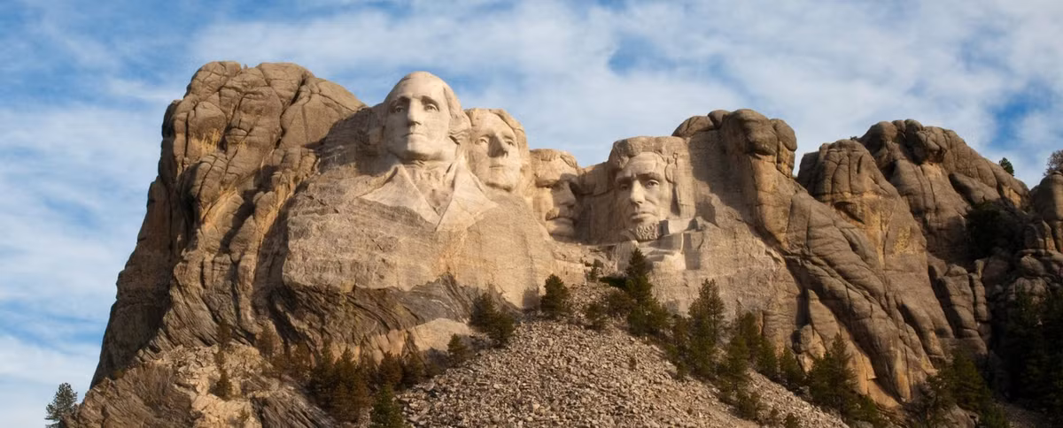 Quần thể tượng trên núi Rushmore luôn là nơi đầu tiên đón nhận những tia nắng Mặt trời vào mỗi ngày mới.