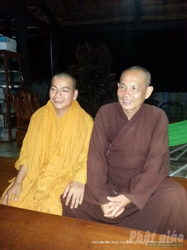 Thầy Thích Tâm Định (y vàng ) và thầy Thích Thiện Hòa, những bậc pháp lữ trong gần gặp gỡ.