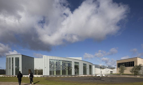 Tù nhân có thể chạy bộ quanh nhà tù.