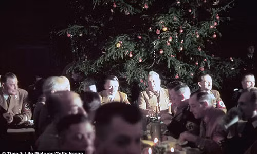 Vào ngày 18/12/1941, trùm phát xít Hitler mở tiệc Giáng sinh cho các quan chức cấp cao, tướng tá của Đức quốc xã ở Munich.