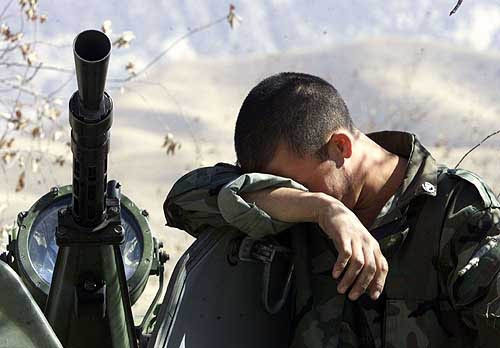 Một người lính Nga tranh thủ nghỉ ngơi khi không phải hành quân, đánh địch.