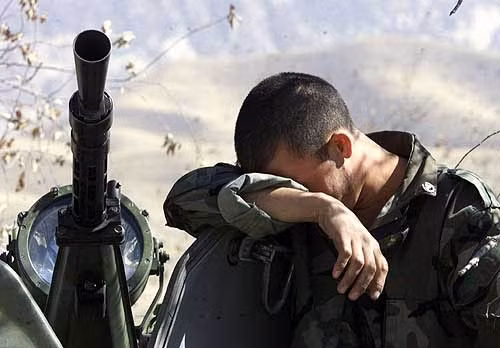 Một người lính Nga tranh thủ nghỉ ngơi khi không phải hành quân, đánh địch.