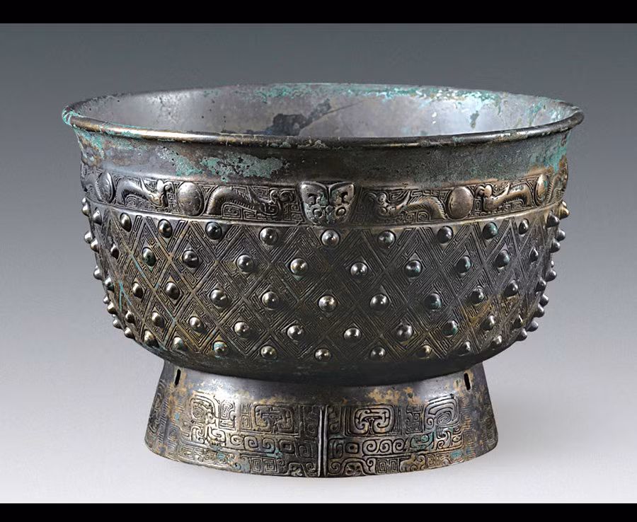 Sinh vật giống chim cũng được trang trí trên cổ vật này.